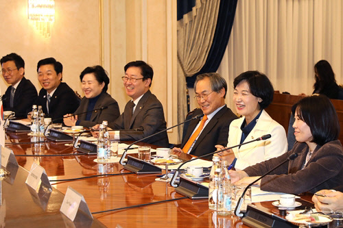 추미애 민주당 대표가 13일(현지시간) 러시아 상원을 방문해 이야기를 나누고 있다. 추 대표는 이날 통합러시아당과 정당 간 협력 의정서를 체결했다./연합뉴스